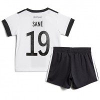 Tyskland Leroy Sane #19 Fotballklær Hjemmedraktsett Barn VM 2022 Kortermet (+ korte bukser)
